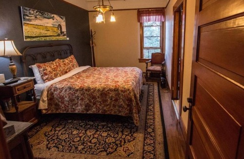 Dufur House | Rare Find! 2 Comfortable Units, FREE Parking, Near White River Falls State Park