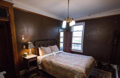 Dufur House | Rare Find! 2 Comfortable Units, FREE Parking, Near White River Falls State Park