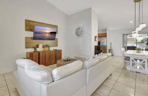 Fort Myers House | RARE FIND COASTAL COZY BRIGHT 2BR 2BATH HOME! 10MINS AWAY TO THE BEACH!