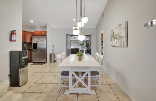 Fort Myers House | RARE FIND COASTAL COZY BRIGHT 2BR 2BATH HOME! 10MINS AWAY TO THE BEACH!