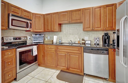Fort Myers House | RARE FIND COASTAL COZY BRIGHT 2BR 2BATH HOME! 10MINS AWAY TO THE BEACH!