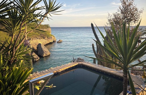 Bisento Cottage | RARE-ON THE BEACH. Couples only. Private, Surrounded by nature. ZEN ALL DAY LONG