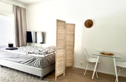 Ylamylly Apartment | Rauhallinen studio isolla parvekkeella