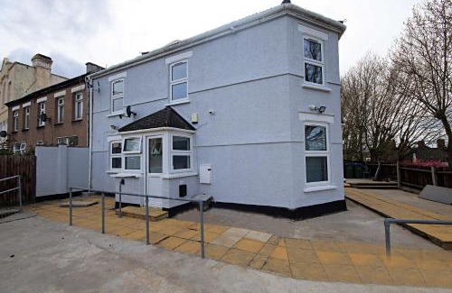 Plumstead Apartment | Rayan Heights Cosy 1 bedroom flat sleeps 2 perfect for contractors tourists families - Free parking