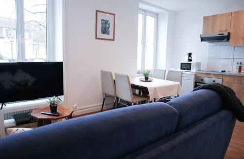Mulhouse Apartment | RDC Parfait pour halte et séjour 2 chambres, tram-train, autoroute à proximité, parking gratuit