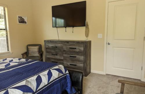 Executive Park Apartment | Ready to Stay & Play! End of Summer get-a-way "Book 4 days get 5th day FREE"
