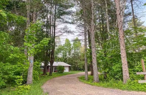 Nipissing Cottage | Realm of the River - 2BR Waterfront Cottage w/Kayaks, BBQ, Firepit, Wi-Fi