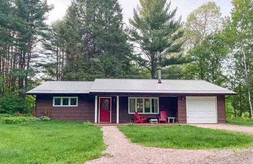 Nipissing Cottage | Realm of the River - 2BR Waterfront Cottage w/Kayaks, BBQ, Firepit, Wi-Fi