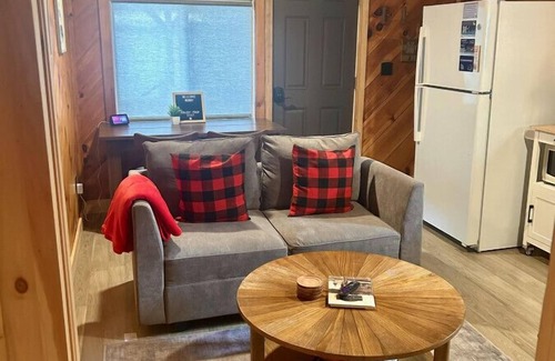 Northeast Somerset Cabin | Rebecca - Cabin 1 · Lawrence's Lakeside Cabins | 'Rebecca' Charming Studio Cabin