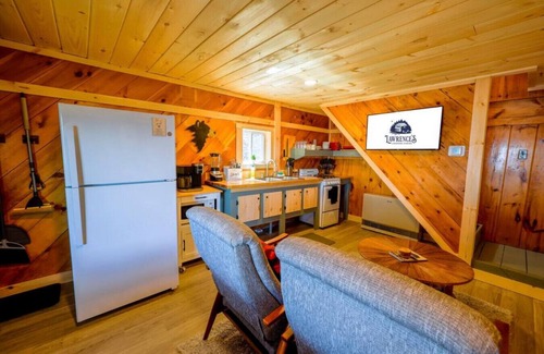 Northeast Somerset Cabin | Rebecca - Cabin 1 · Lawrence's Lakeside Cabins | 'Rebecca' Charming Studio Cabin