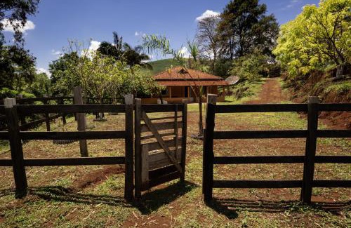 Paraisopolis House | Recanto do sonho, com cachoeira no quintal