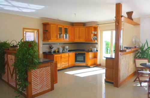 La Douze House | Recent contemporary house in the countryside with swimming pool .