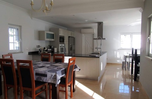 Lagoa de Albufeira Villa | Recent house with lagoon views 100 meters from the beach