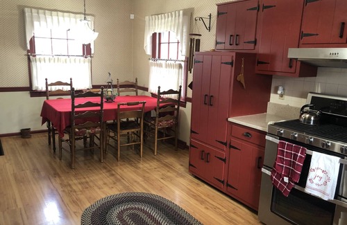 Richmond House | Recently remodeled Colonial-style home with room for the whole family!