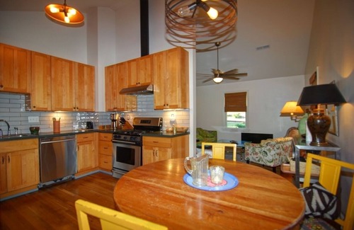 Martha Jefferson Cottage | Recently Renovated Humble House