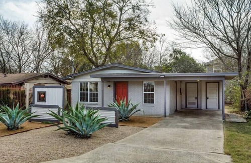 East MLK House | Recently renovated 1960's Bungalow centrally located in East Austin