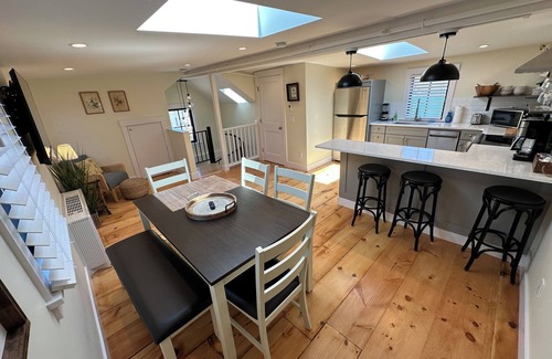 Yachting Village House | Recently Renovated Entire House in Downtown Newport Sleeps 16/Off street parking