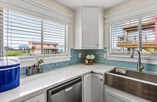 Freeport House | RECENTLY UPDATED Beautiful Ocean/Bay View Surfside Retreat - short walk to Beach