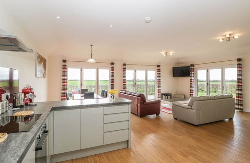 Queen Camel Cottage | RECTORY FARM VIEW, family friendly, with a garden in Queen Camel