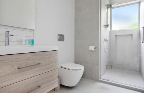 Red Beach House | Red Beach Hideaway with BBQ and Air-con