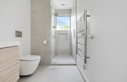 Red Beach House | Red Beach Hideaway with BBQ and Air-con