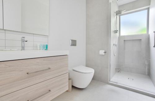 Red Beach House | Red Beach Hideaway with BBQ and Air-con