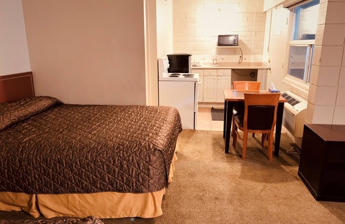 Montgomery Hotel | Red Carpet Inn & Suites Calgary