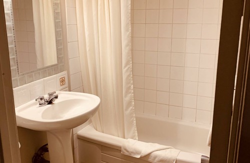 Montgomery Hotel | Red Carpet Inn & Suites Calgary