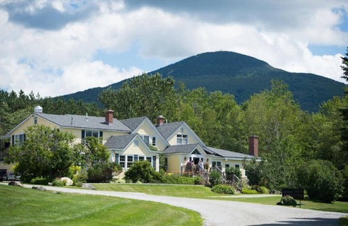 Mendon Apartment | Red Clover Inn 2-story Queen Suite near Killington