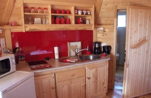 Mantoche Cottage | Red Kota with air conditioning, nature getaway for two by the Saône