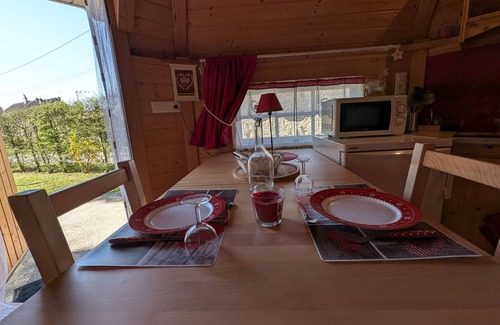 Mantoche Cottage | Red Kota with air conditioning, nature getaway for two by the Saône