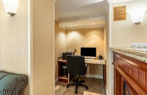 Radnor - Fort Myer Heights Hotel | Red Lion Hotel Rosslyn Iwo Jima