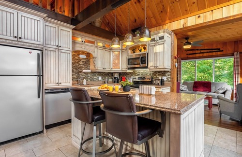 Mauricie Ski Chalet | Red Pines Lodge | Spa | BBQ | Riverside