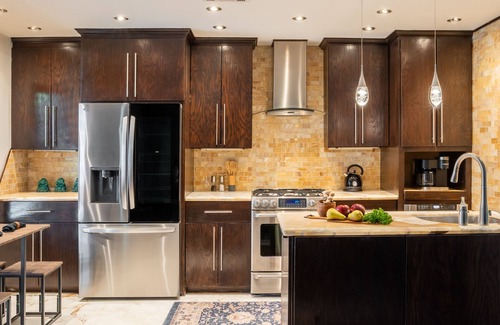South Lamar Apartment | Red River by AvantStay | Shared Pool + Hot Tub | 20 Minutes to Downtown Austin