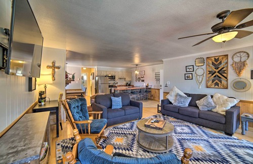 Red River Condo | Red River Condo w/Fire Pit: 1/2 Mi to Slopes!