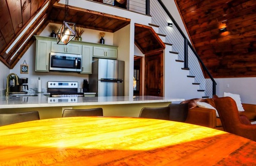 Campton Cabin | Red River Gorge Raven’s Summit Luxury HotTub WiFi