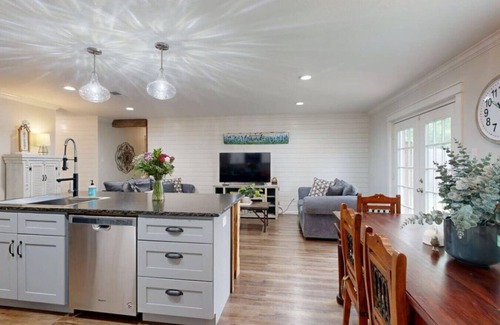 Bryan House | Red Robin House ~ Aggieland Vacation Rentals