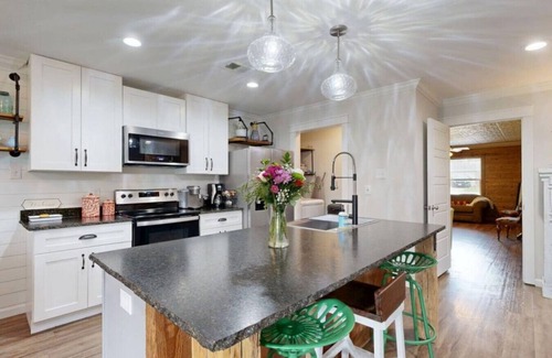 Bryan House | Red Robin House ~ Aggieland Vacation Rentals