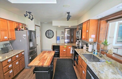 Doubleheader House | Red Rocks Retreat ~ Hot Tub, Game Room, Serenity