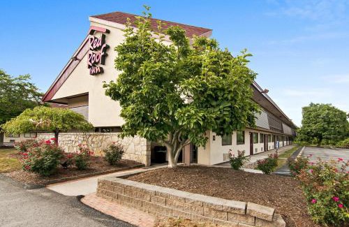 White Hall Hotel | Red Roof Inn Fairmont
