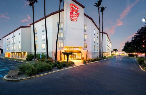 Bonanza Hotel | Red Roof Inn Laredo
