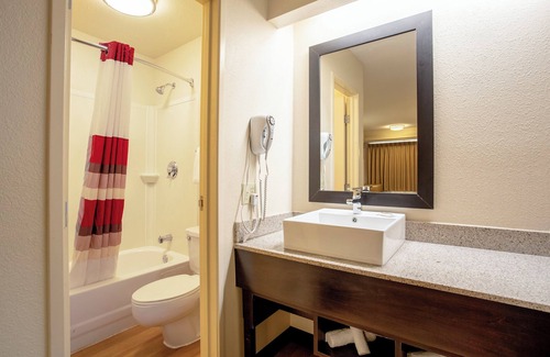 Lakeview Hotel | Red Roof Inn PLUS+ Washington DC - Manassas