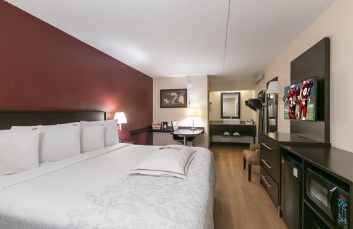 Newark Hotel | Red Roof Inn PLUS+ Wilmington - Newark