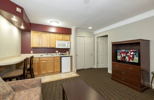 Milnesville Hotel | Red Roof Inn & Suites Hazleton