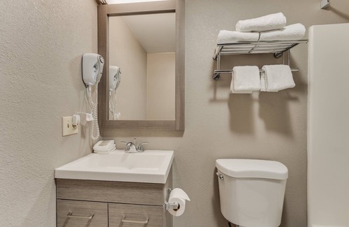Middletown Hotel | Red Roof Inn & Suites Newport – Middletown, RI
