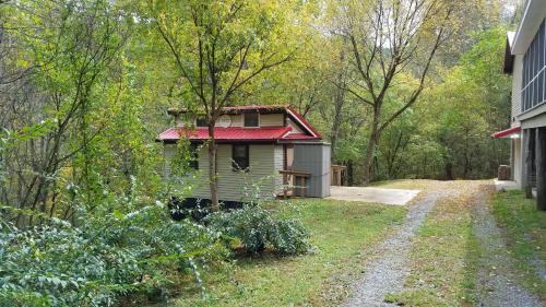 Stanley House | Red Roof mountain cabin with Starlink internet!