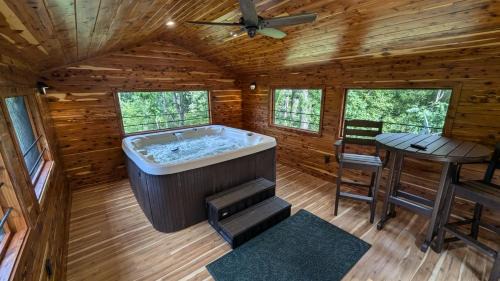 Stanley House | Red Roof mountain cabin with Starlink internet!