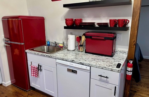Hohenwald Apartment | "Red, White & Beautiful" loft in the center of downtown Hohenwald, TN.