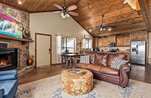 Gore House | Redbud Lane Cabin at Lake Tenkiller