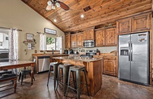 Gore House | Redbud Lane Cabin at Lake Tenkiller